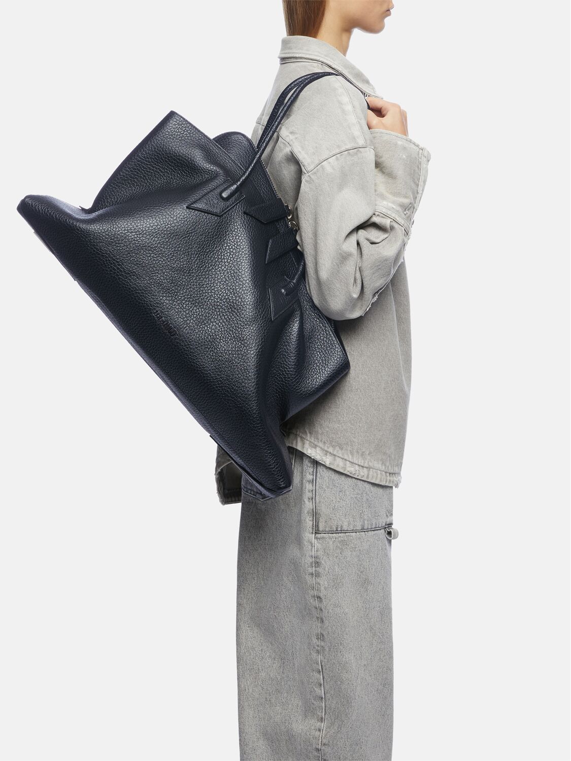 Attico Large La Passeggiata Grain Leather Bag In Black