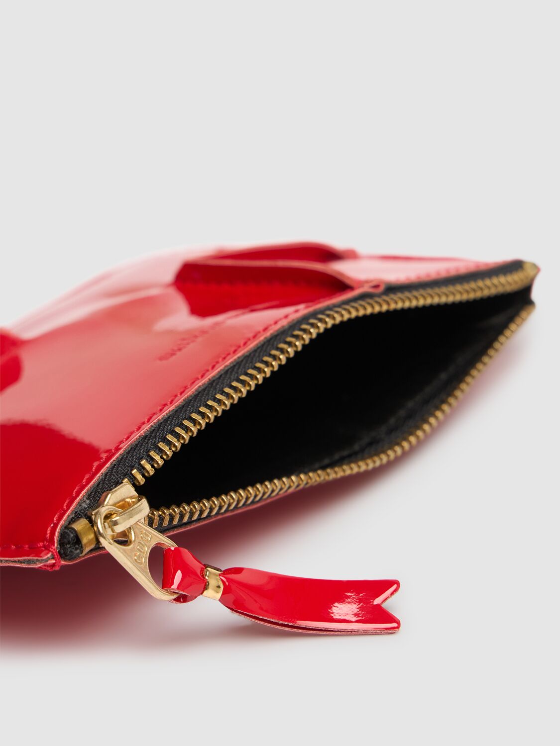 COMME DES GARÇONS REVERSED HEM PATENT ZIP WALLET 