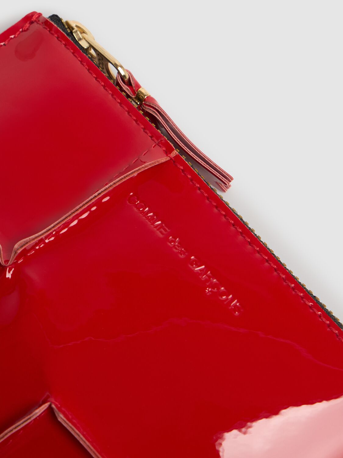 COMME DES GARÇONS REVERSED HEM PATENT ZIP WALLET 