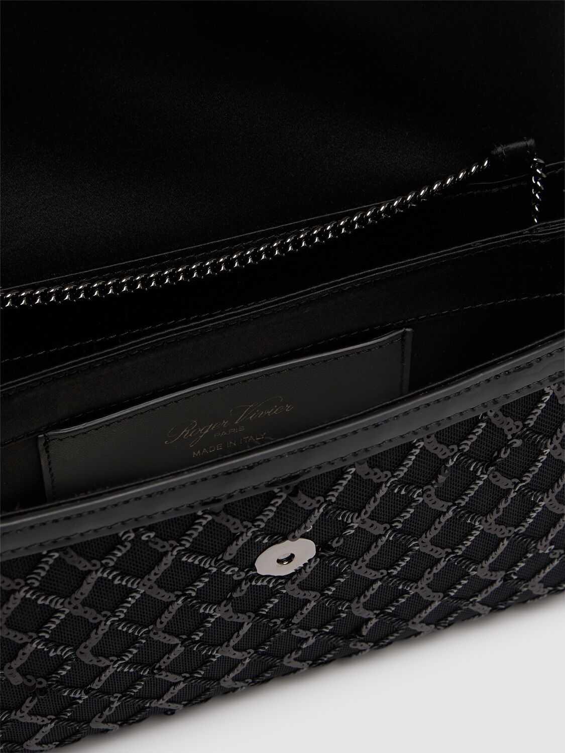 Roger Vivier Envelope Flower Buckle Clutch In 黑色