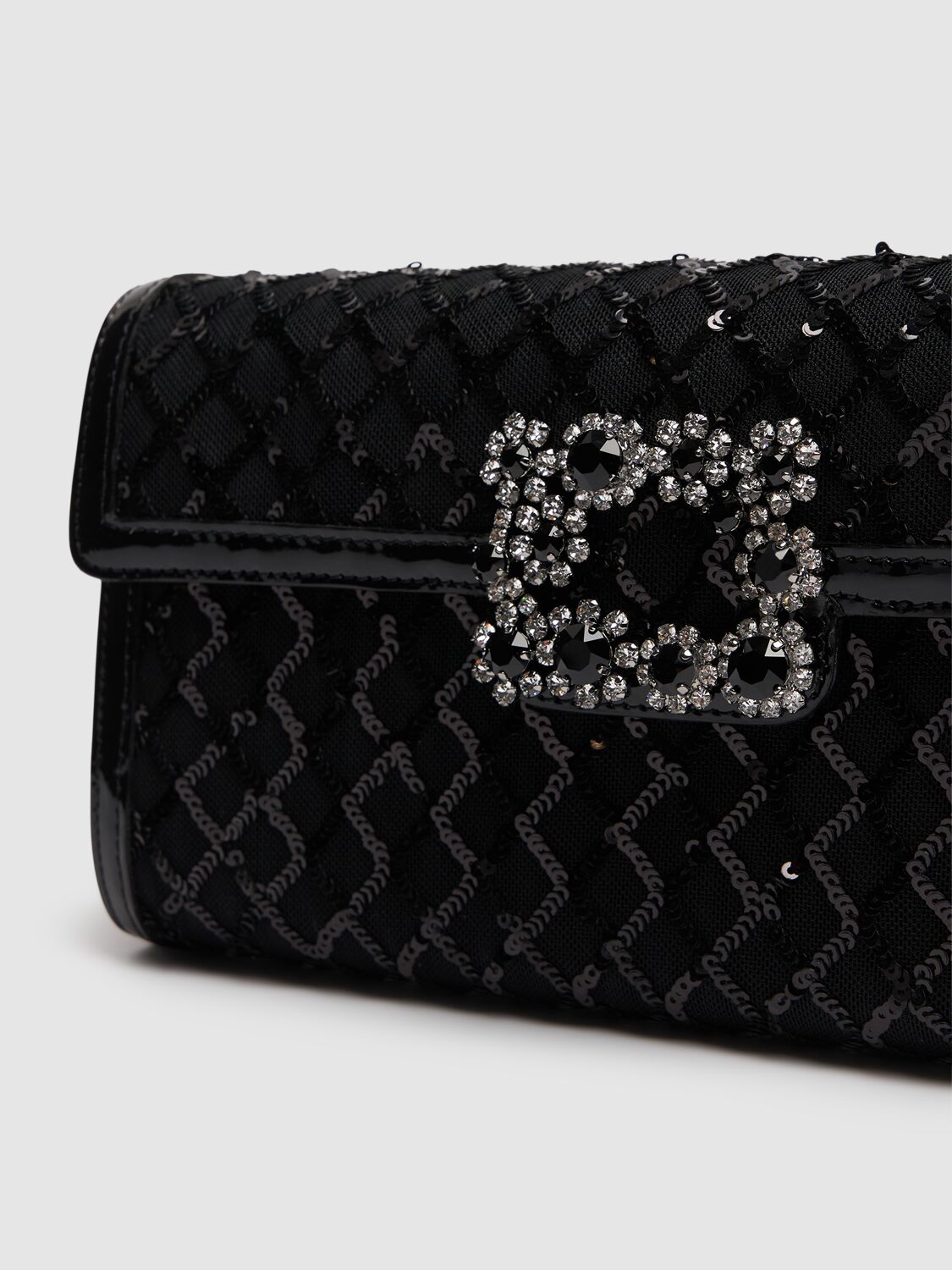 Roger Vivier Envelope Flower Buckle Clutch In 黑色