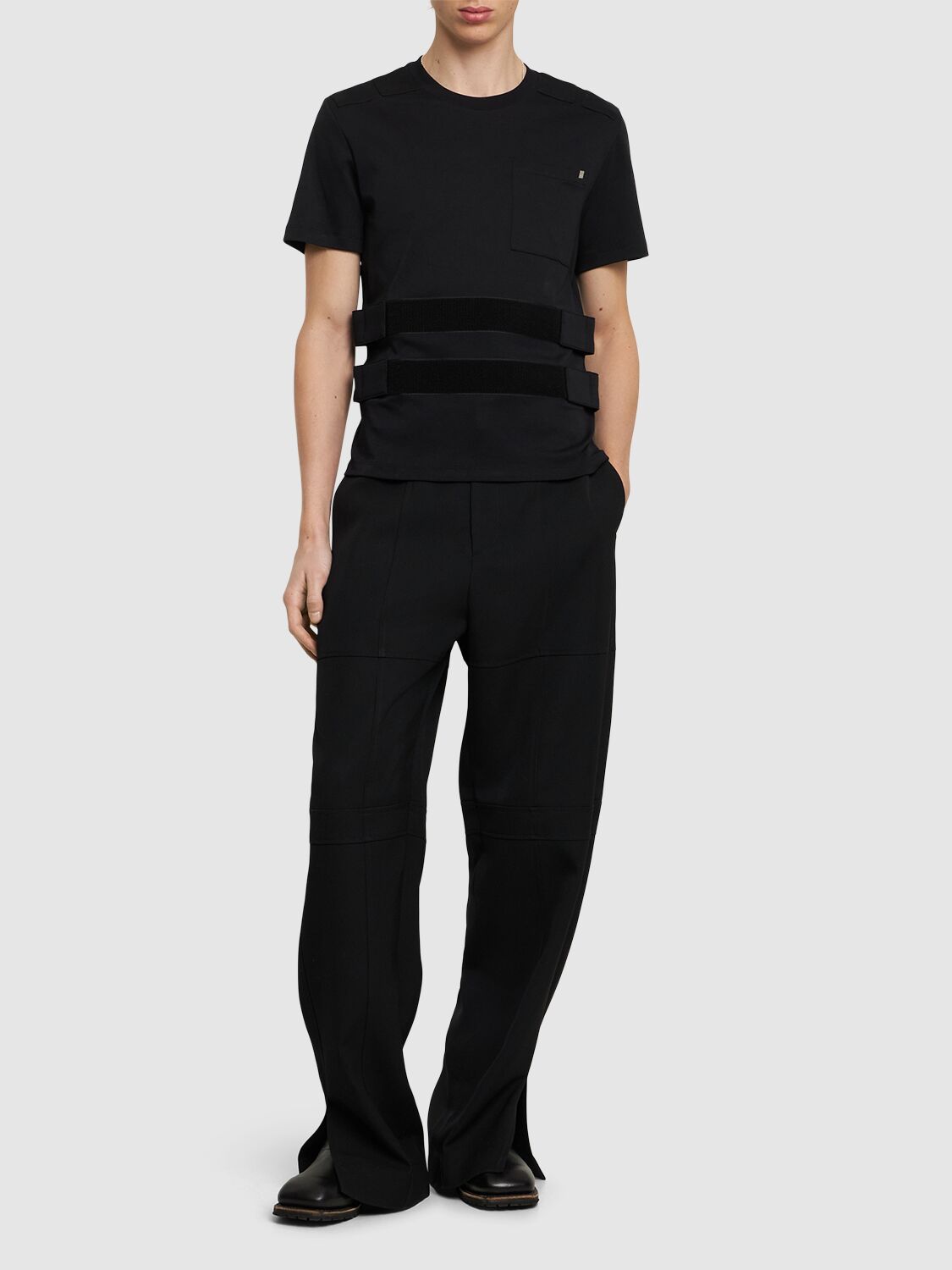 一枚でキマる！Helmut LangのTシャツで魅せるメンズコーデ術