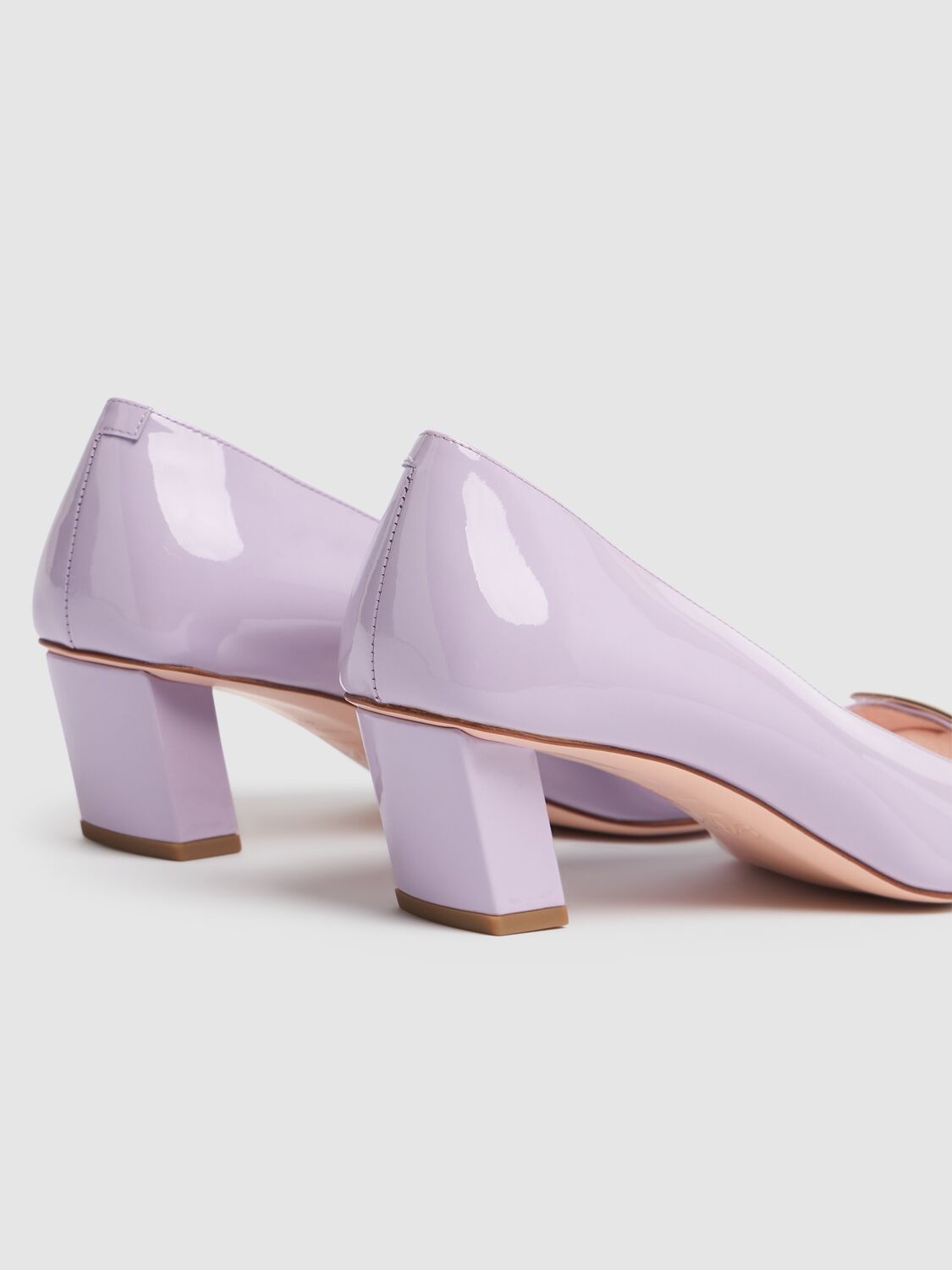 Roger Vivier Trompette Metal Buckle Pumps In Patent Leather In Lilac