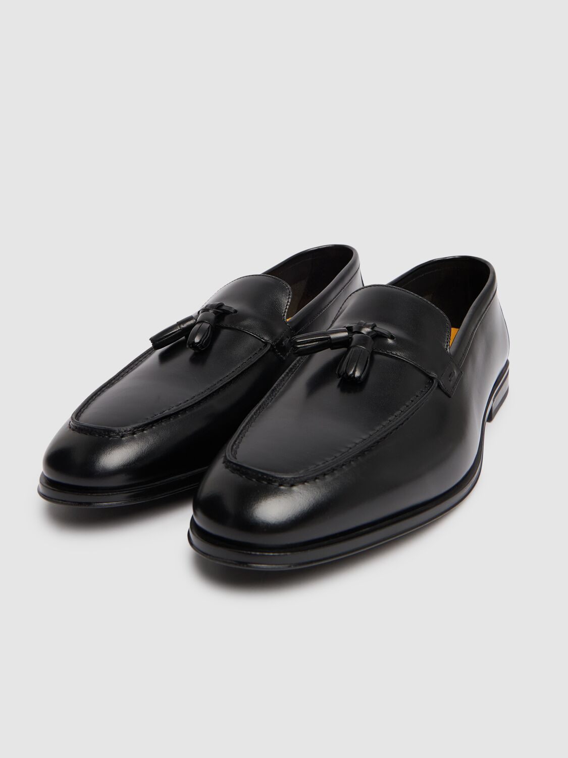 Doucal's Slip-on Loafers With Tassel Detail In Smooth Leather In Black