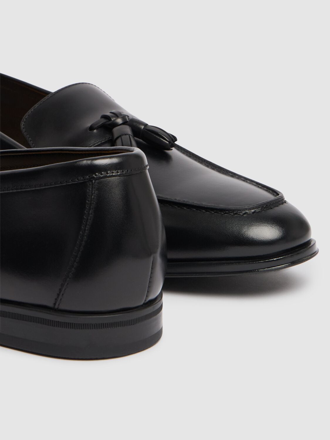 Doucal's Slip-on Loafers With Tassel Detail In Smooth Leather In Black