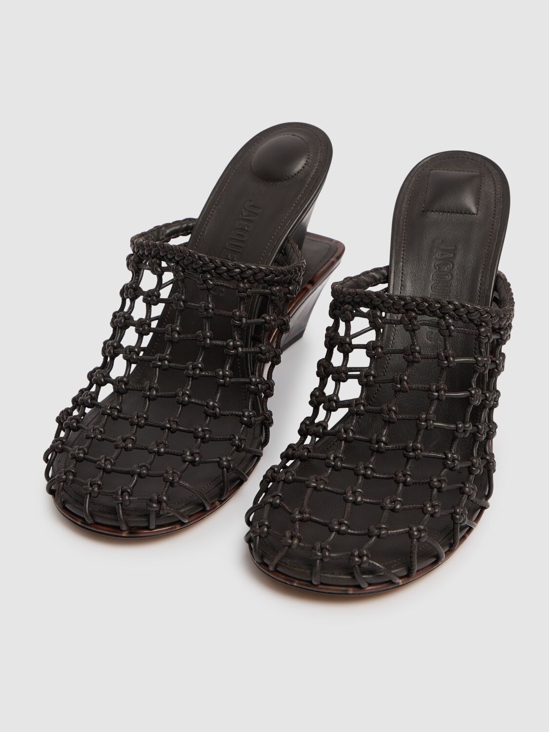 Jacquemus Les Doubles Tresses Croc-embossed Wedge Mules In 深棕色