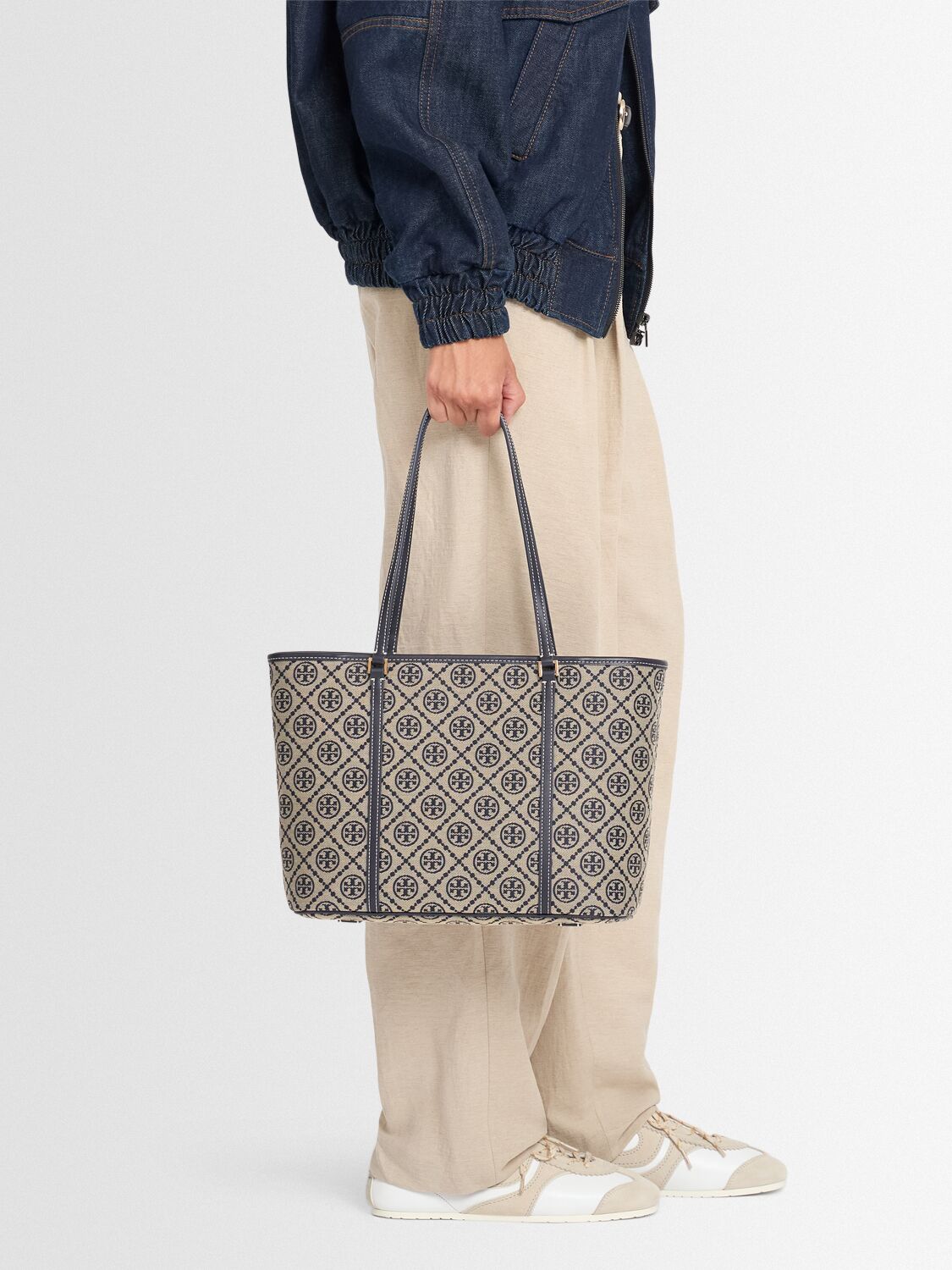 Small T Monogram キャンバスジップトートバッグ