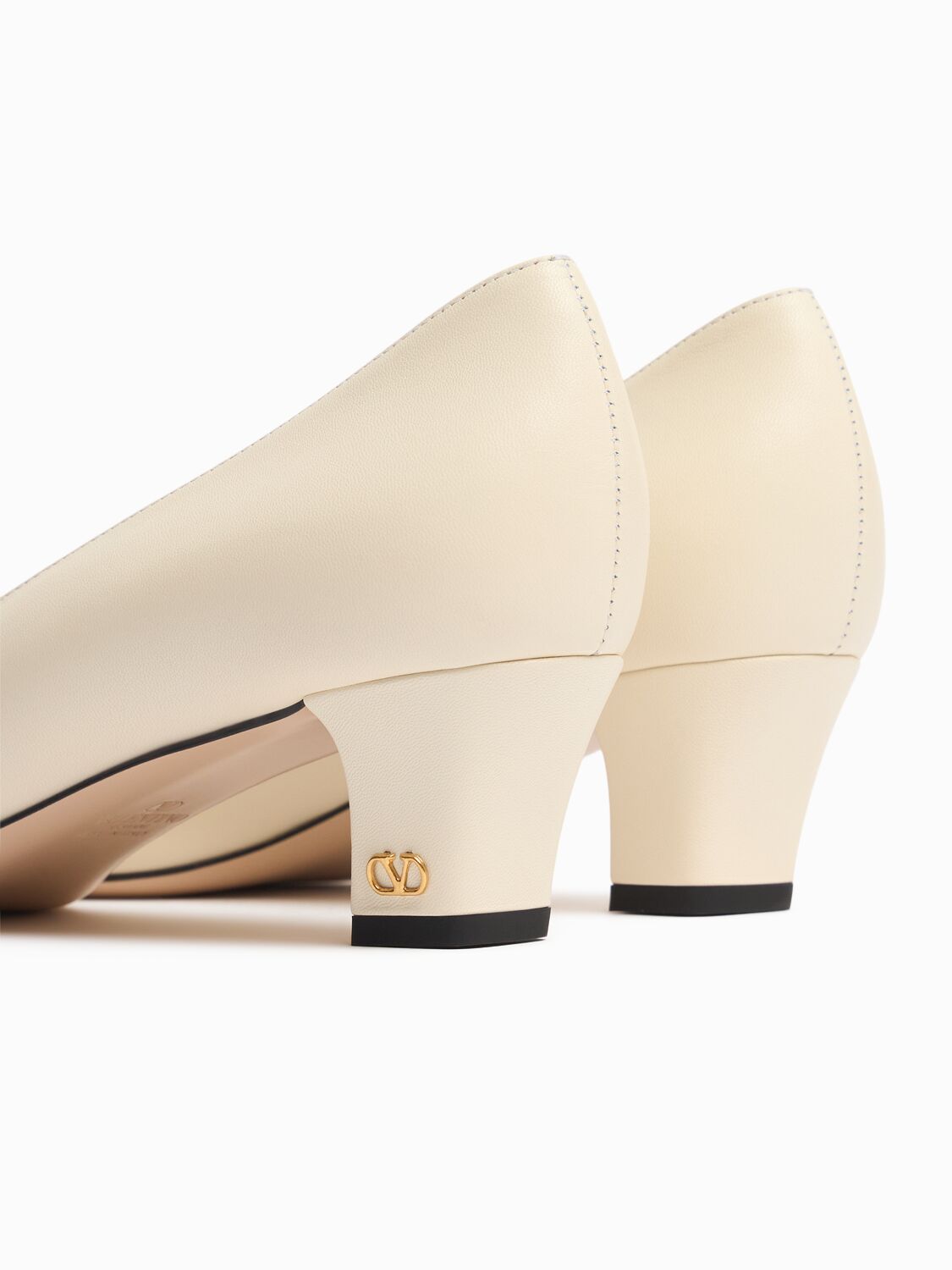 Valentino Garavani Ivory Leather Bowow Pumps In Neutral
