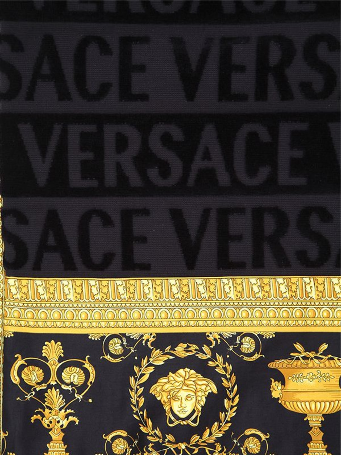 Versace Barocco & Robe Printed Beach Towel In 黑色,金色