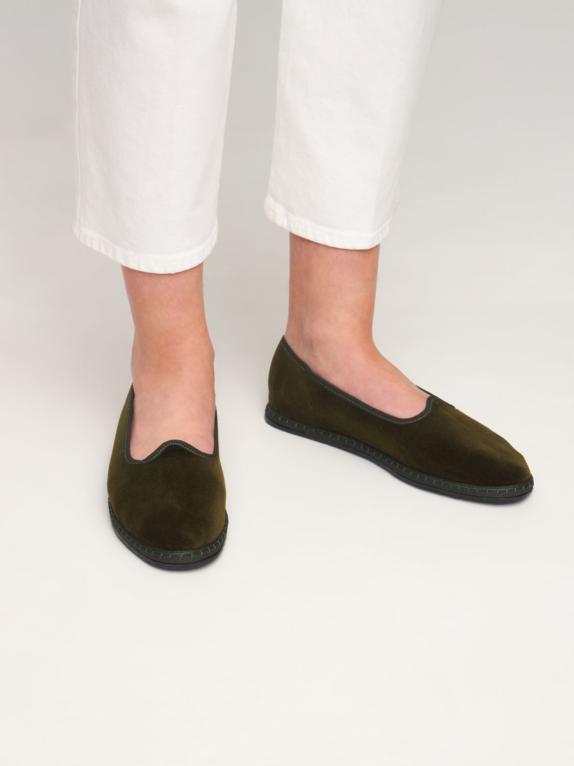 Shop Vibi Venezia 10mm Bottiglia Velvet Slippers In 그린