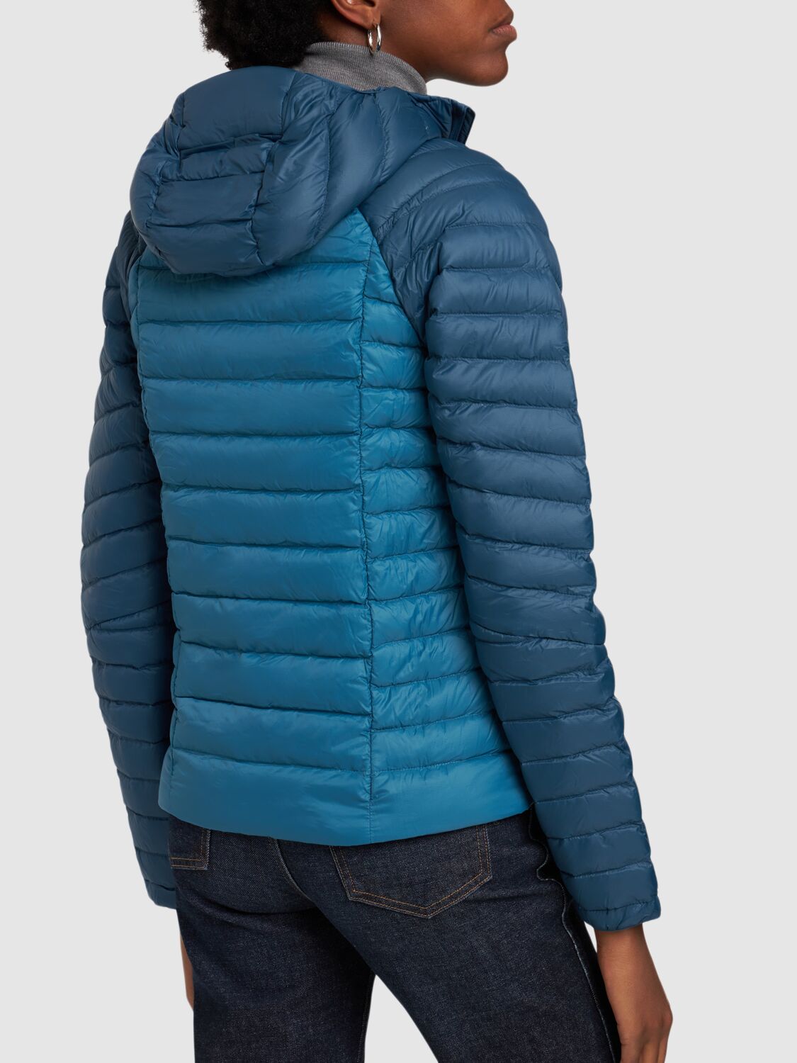 Non-detachable hood. Front zip closure. Logo details. NetPlus® 100% postconsumer recycled nylon ripstop made from recycled fishing nets to help reduce ocean,plastic pollution. Durable water repellent coating that does not contain perfluorinated chemicals. Responsible Down Standard certified down feather filling - 5