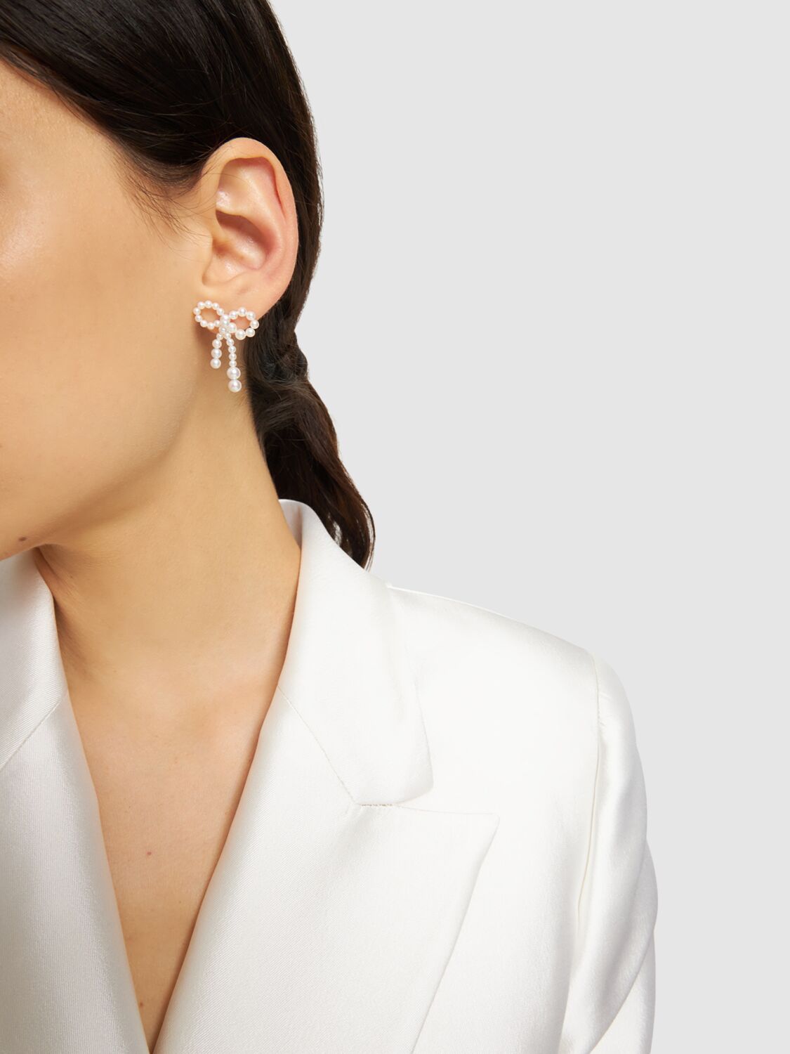 Sophie Bille Brahe Rosette De Perles Small Bow Earrings In Freshwater Pearls In Pearl