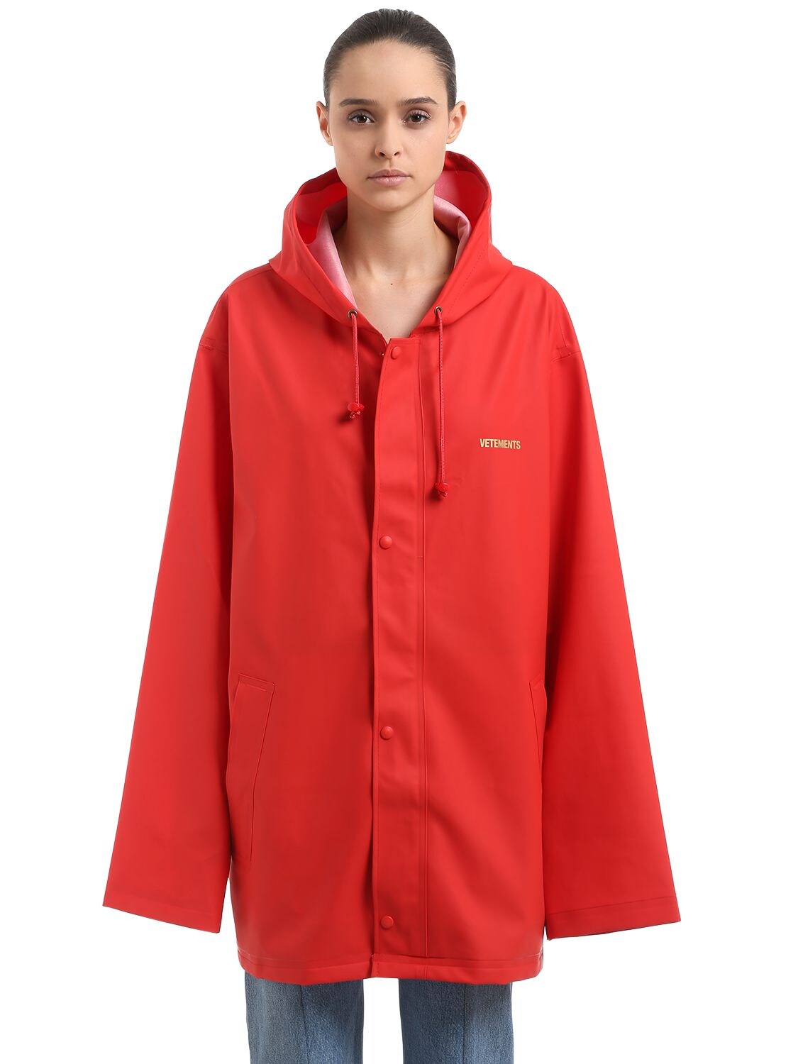 Vetements Logo Printed Rubberized Raincoat In Red