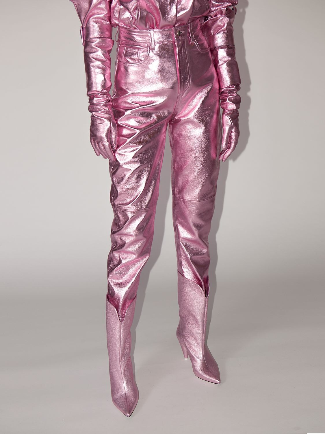 Attico Lvr Exclusive Lamé Leather Pants In Pink