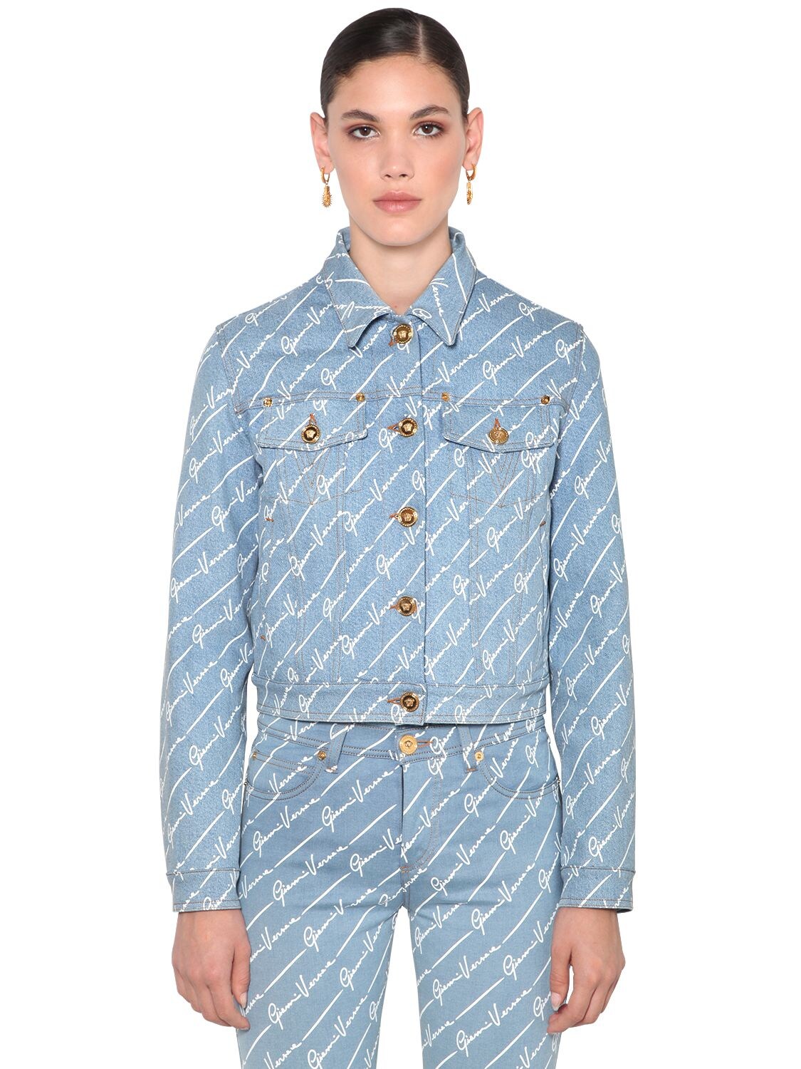 VERSACE SIGNATURE PRINT COTTON DENIM CROP JACKET,71IA86106-QTG1MDY1