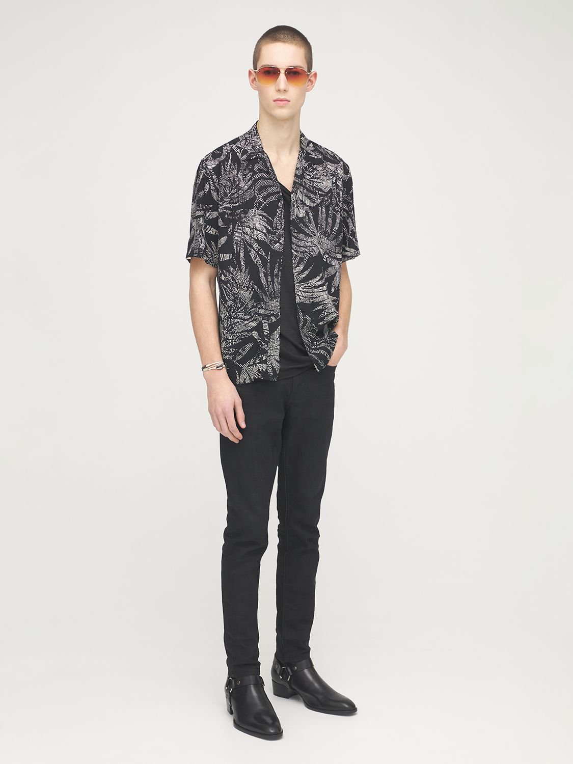 メンズ 黒シャツの着こなし方 男のモノトーンコーデ ブランドを参考に Fashion Spider