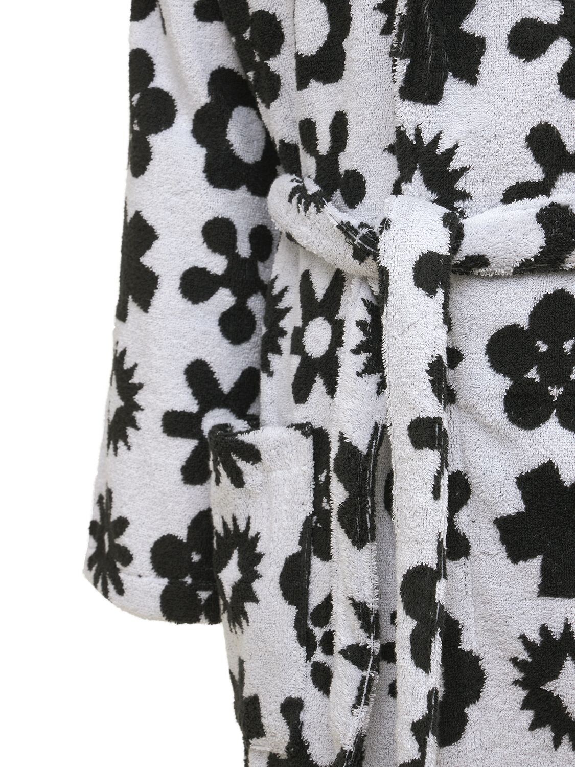 Shop Dusen Dusen Flower Bathrobe In White,black