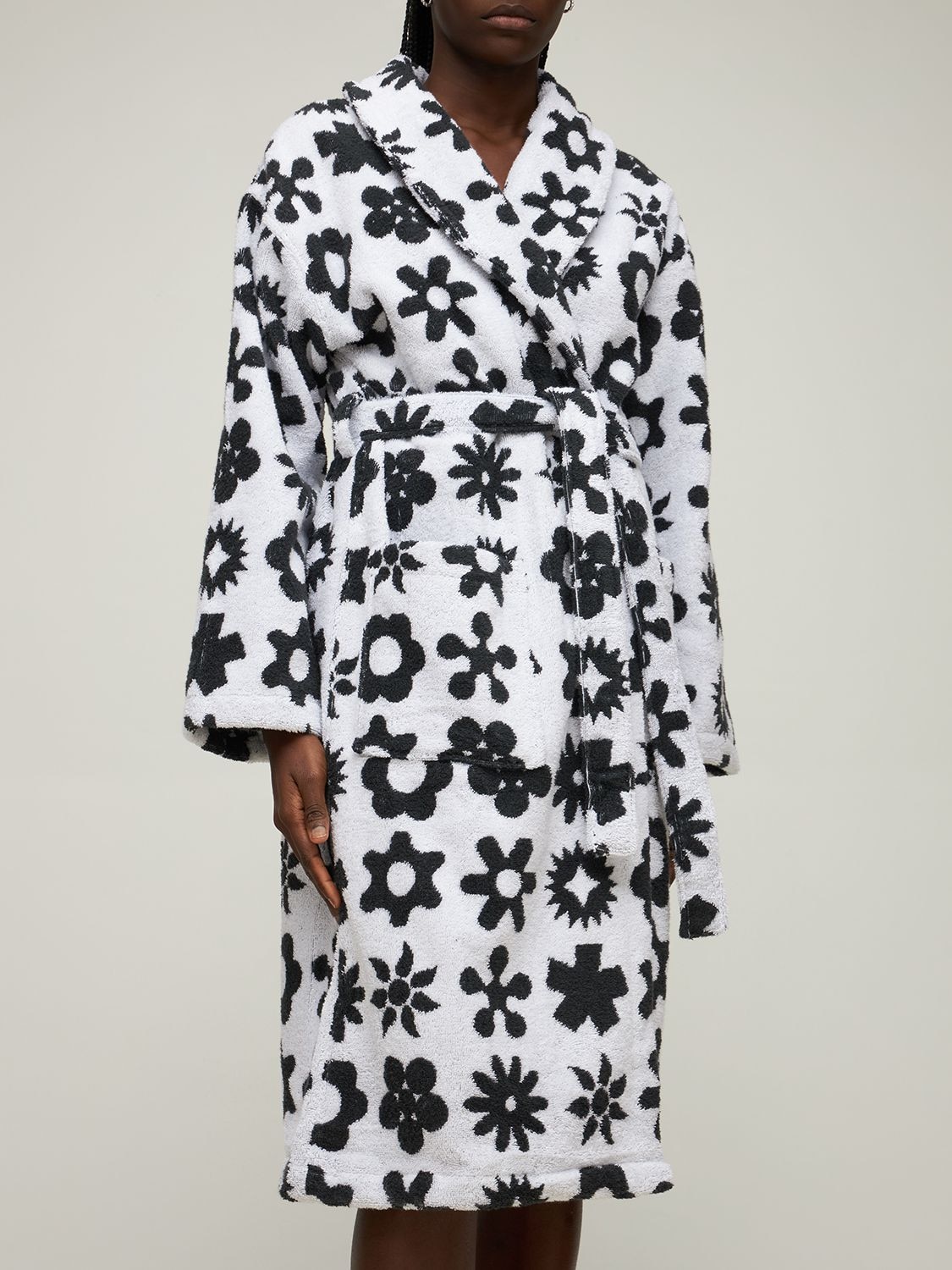 Shop Dusen Dusen Flower Bathrobe In White,black