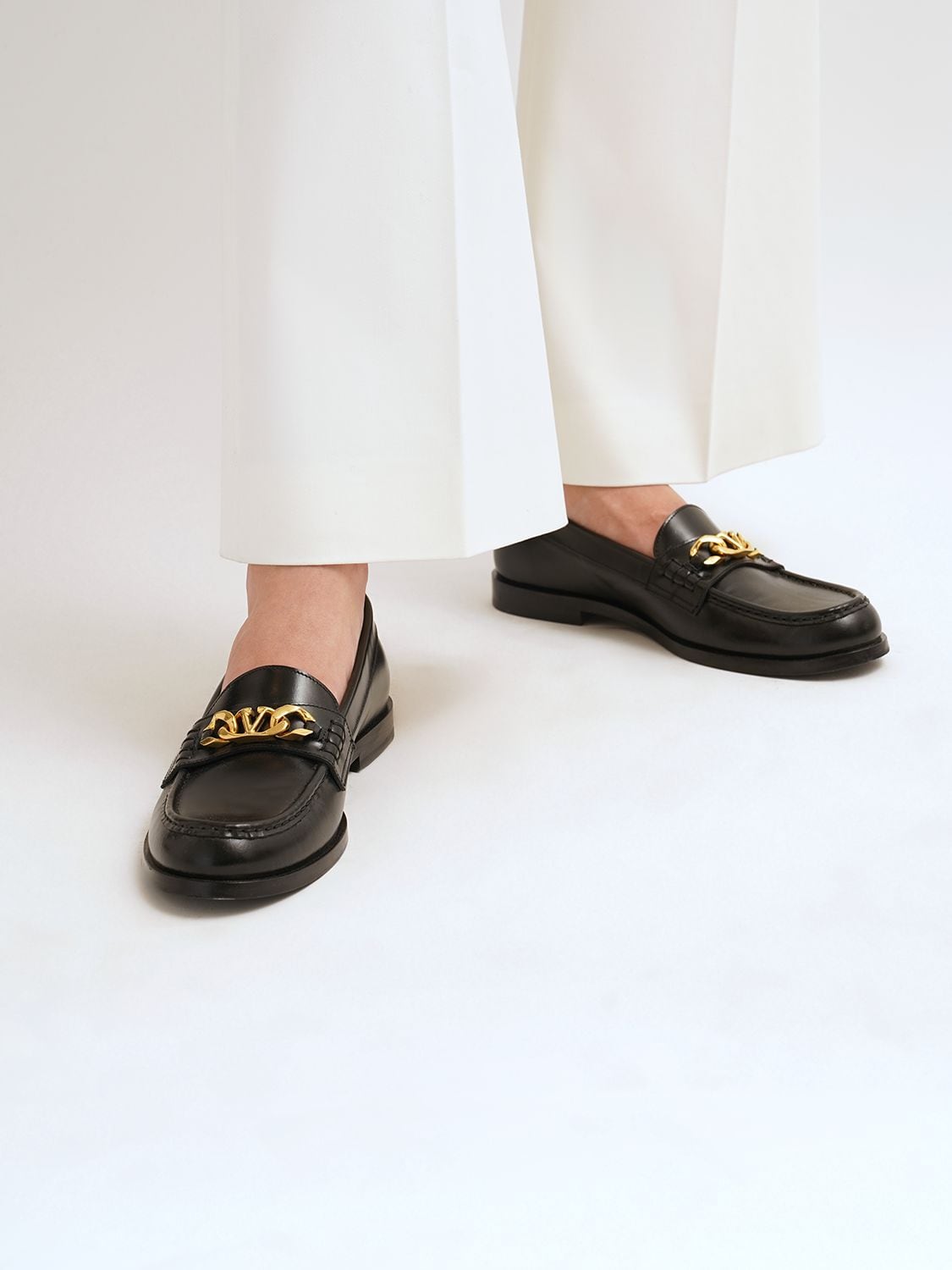V Logo Chain Leather Loafers in Black - Valentino Garavani