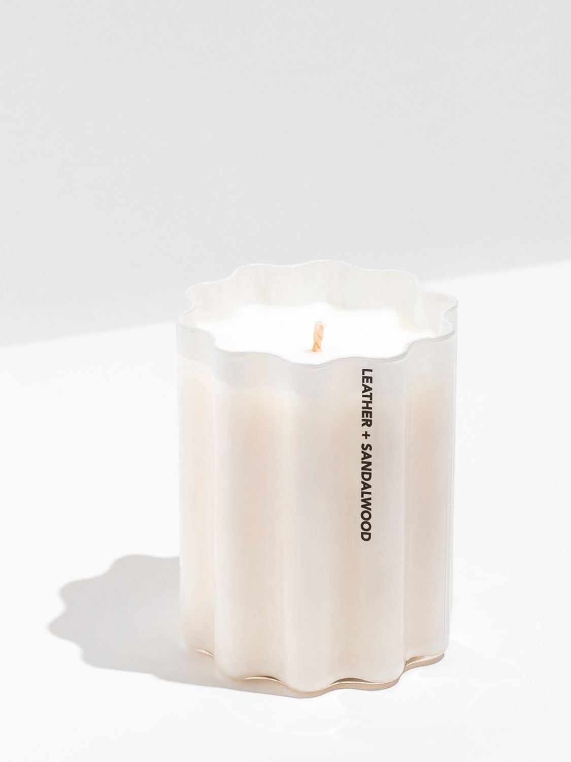 Fazeek Leather & Sandalwood Wave Candle In White