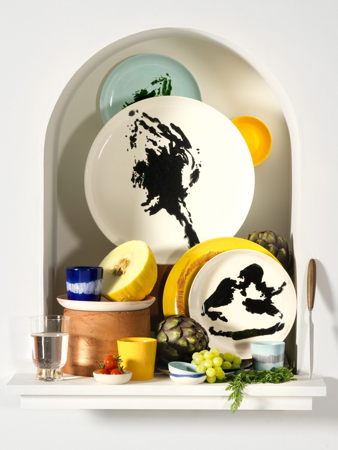 Serax Set Of 2 White Pepper Black Feast Plates In White,black