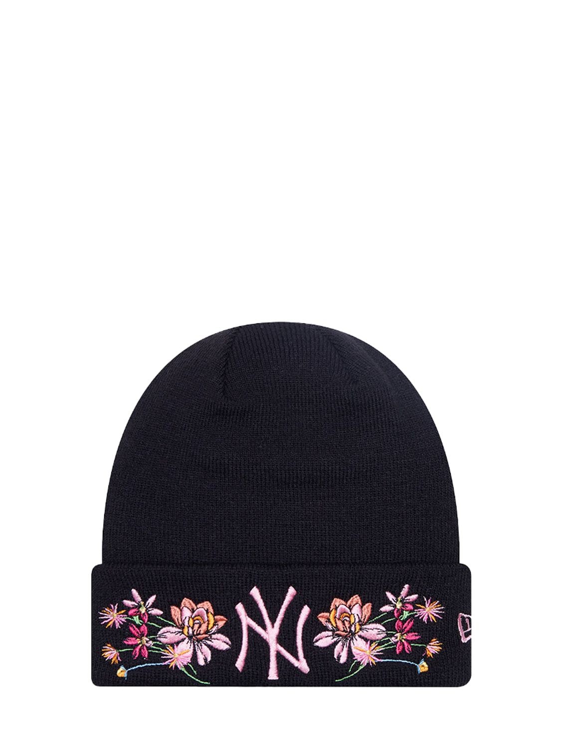 New Era Yankees Embroidered Tech Beanie In Black,pink