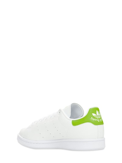 “PRIMEGREEN KERMIT STAN SMITH”运动鞋展示图