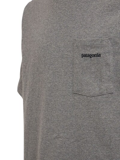 “P-6 LOGO POCKET RESPONSIBILI-TEE”T恤展示图