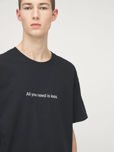 “ALL YOU NEED IS LESS”棉质T恤展示图