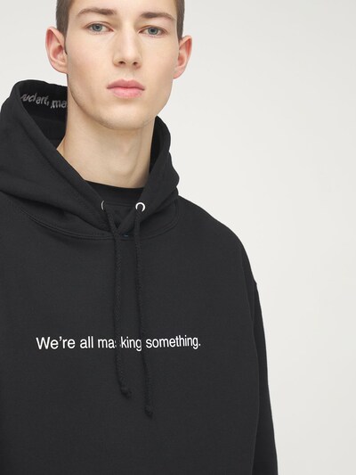 “WE ARE ALL MASKING SOMETHING”连帽卫衣展示图