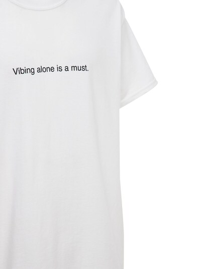 “VIBING ALONE IS A MUST”棉质T恤展示图