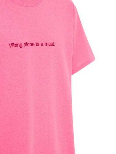 “VIBING ALONE IS A MUST”棉质T恤展示图