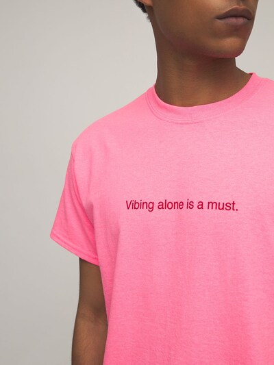 “VIBING ALONE IS A MUST”棉质T恤展示图