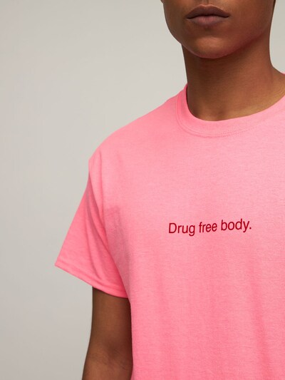 “DRUG FREE BODY”棉质T恤展示图